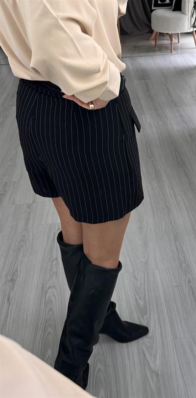 DÜĞME DETAYLI SİYAH ŞORT ETEK