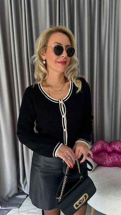 Ekru Biyeli Gold Düğmeli Siyah Triko Hırka