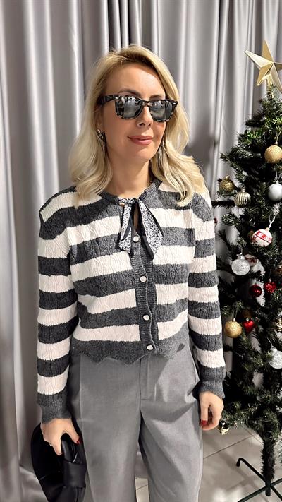 FULAR DETAYLI ÇİZGİLİ ANTRASİT TRİKO HIRKA