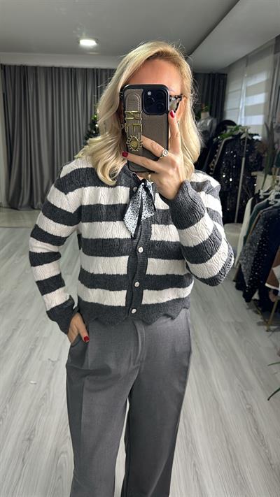 FULAR DETAYLI ÇİZGİLİ ANTRASİT TRİKO HIRKA