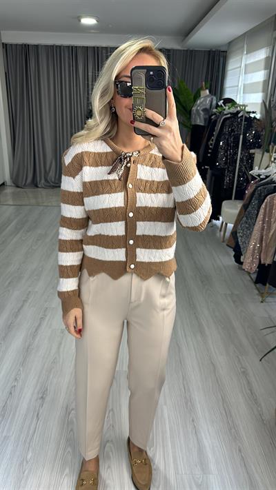 FULAR DETAYLI ÇİZGİLİ CAMEL TRİKO HIRKA