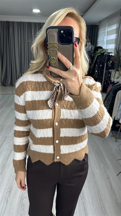 FULAR DETAYLI ÇİZGİLİ CAMEL TRİKO HIRKA