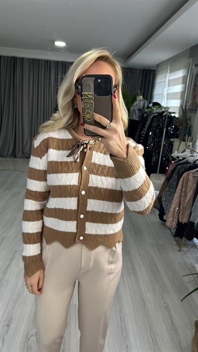 FULAR DETAYLI ÇİZGİLİ CAMEL TRİKO HIRKA