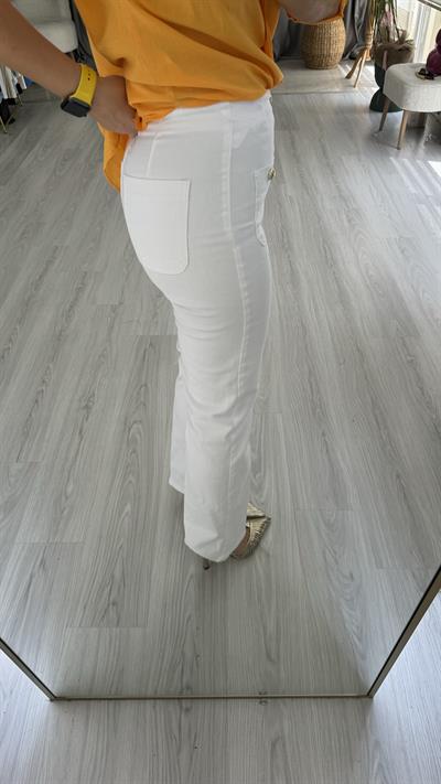 GOLD DÜĞME DETAYLI YÜKSEK BEL PERVAZLI BEYAZ JEAN PANTOLON