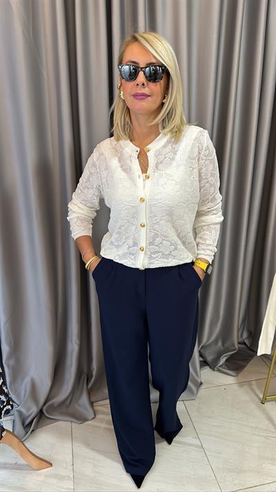 Gold Düğmeli, Güpür Detaylı. Beyaz Merserize Triko