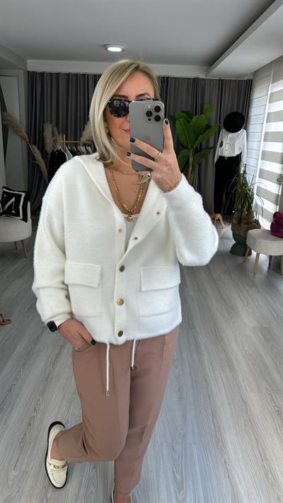 GOLD DÜĞMELİ KAPİŞONLU EKRU TRİKO CEKET