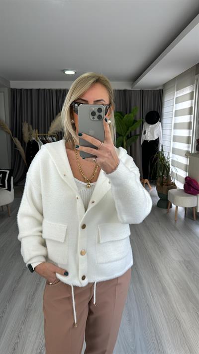 GOLD DÜĞMELİ KAPİŞONLU EKRU TRİKO CEKET