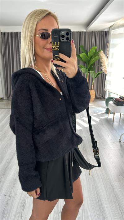 Gold Düğmeli Kapişonlu Siyah Triko Ceket