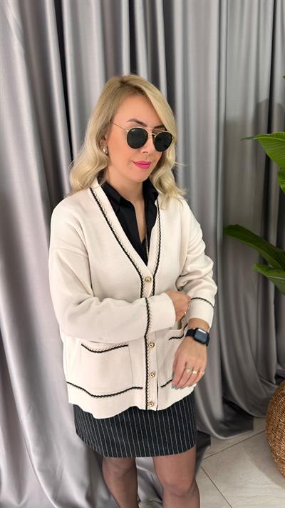 GOLD DÜĞMELİ, SİMLİ BAŞAK İŞLEMELİ EKRU TRİKO HIRKA