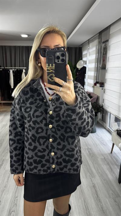 Gold Düğmeli Siyah Leopar Desenli Gri Triko Ceket