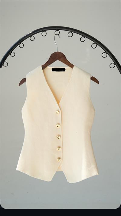 Gold Düğmeli V Yaka Ekru Triko Yelek