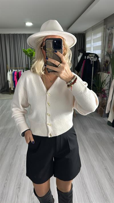 GOLD TASARIM DÜĞMELİ EKRU TRİKO HIRKA