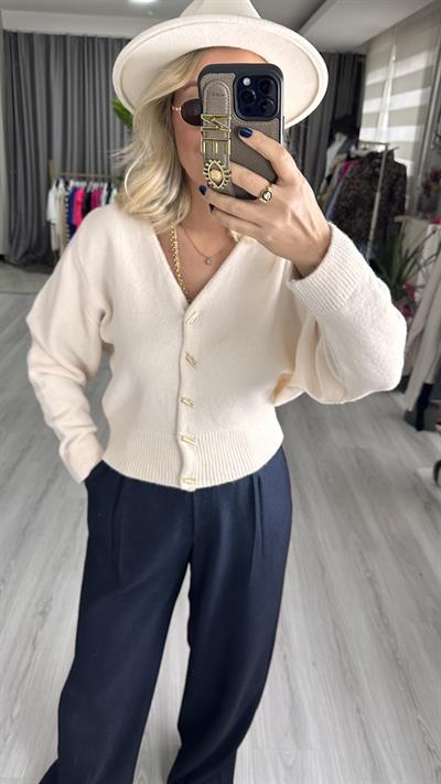 GOLD TASARIM DÜĞMELİ EKRU TRİKO HIRKA