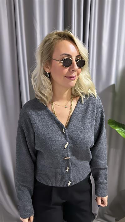 GOLD TASARIM DÜĞMELİ GRİ TRİKO HIRKA