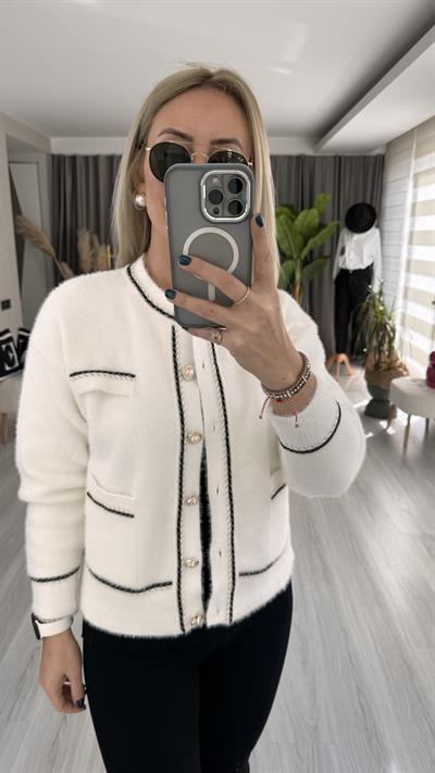 İNCİ DÜĞMELİ PARILTILI BİYELİ EKRU TRİKO CEKET