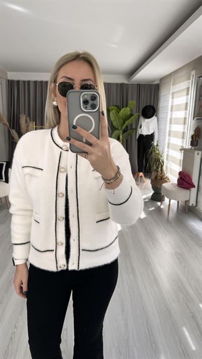 İNCİ DÜĞMELİ PARILTILI BİYELİ EKRU TRİKO CEKET