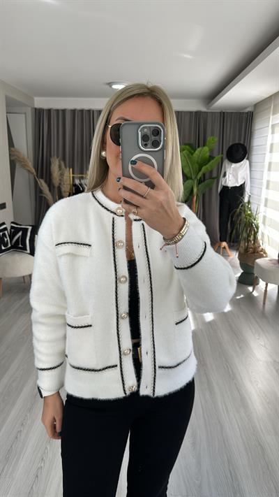 İNCİ DÜĞMELİ PARILTILI BİYELİ EKRU TRİKO CEKET