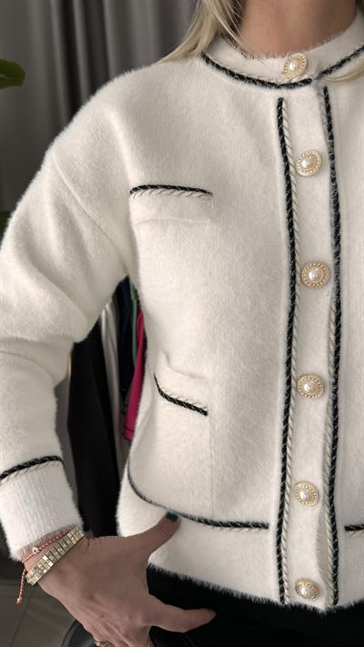 İNCİ DÜĞMELİ PARILTILI BİYELİ EKRU TRİKO CEKET