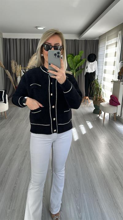 İNCİ DÜĞMELİ PARILTILI BİYELİ SİYAH TRİKO CEKET