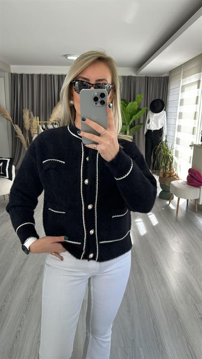 İNCİ DÜĞMELİ PARILTILI BİYELİ SİYAH TRİKO CEKET