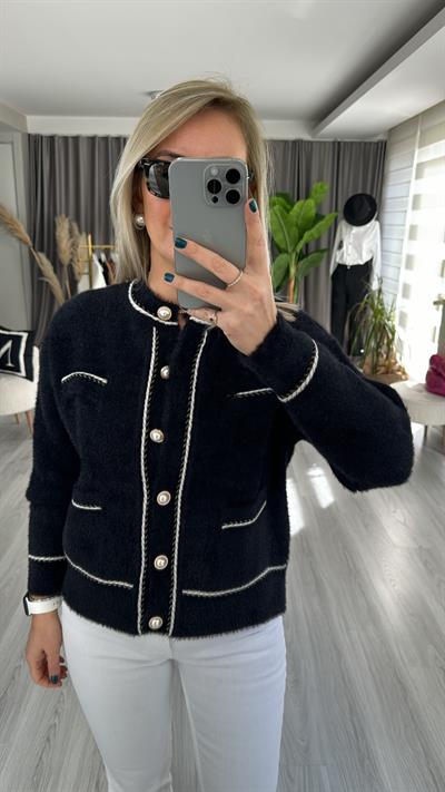 İNCİ DÜĞMELİ PARILTILI BİYELİ SİYAH TRİKO CEKET