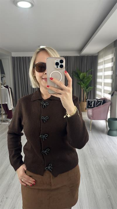 İncili Fiyonk Aksesuarlı Acı Kahve Triko Hırka  