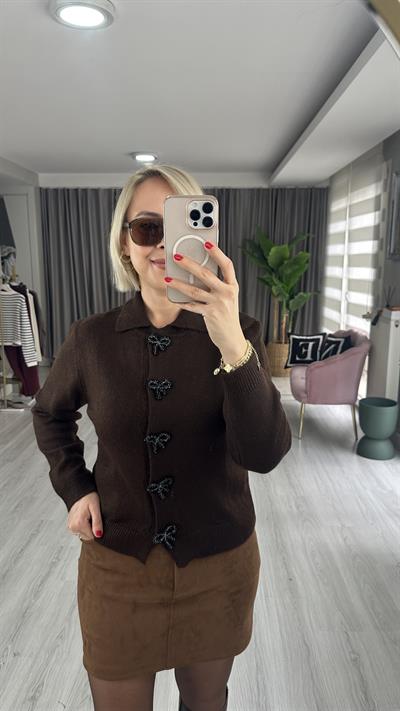 İncili Fiyonk Aksesuarlı Acı Kahve Triko Hırka  