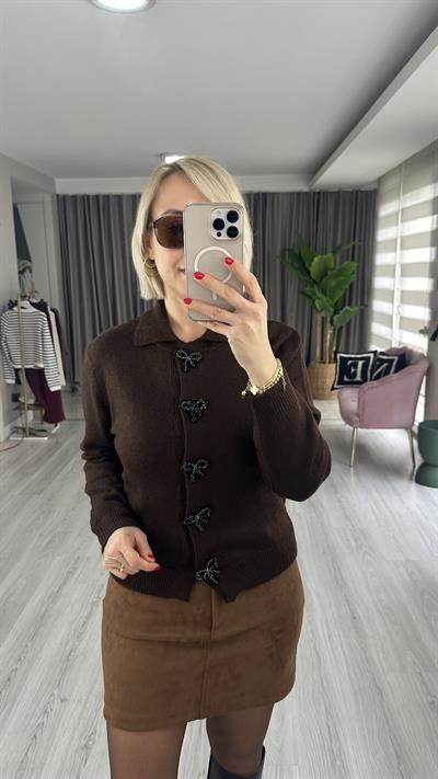 İncili Fiyonk Aksesuarlı Acı Kahve Triko Hırka  