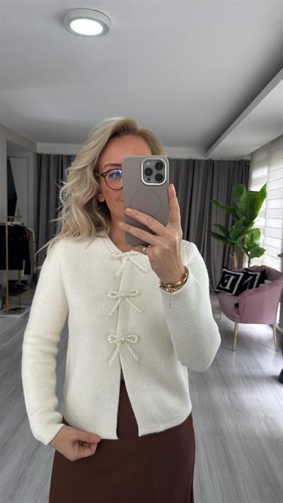 İncili Fiyonk Aksesuarlı Ekru Triko Hırka  