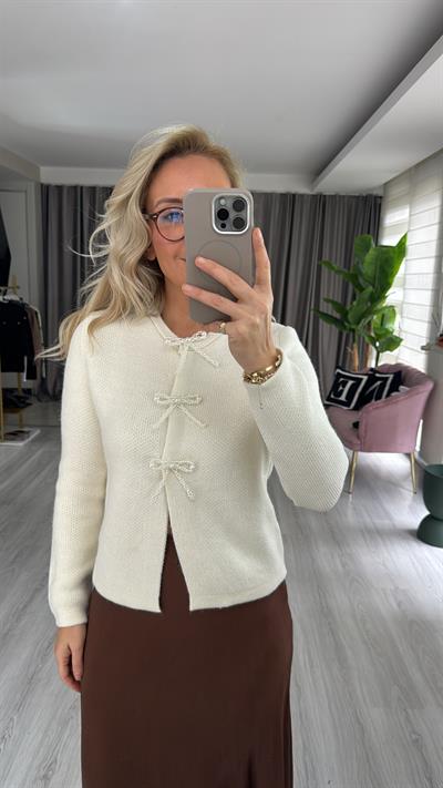 İncili Fiyonk Aksesuarlı Ekru Triko Hırka  