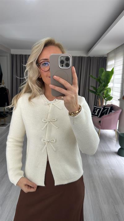 İncili Fiyonk Aksesuarlı Ekru Triko Hırka  