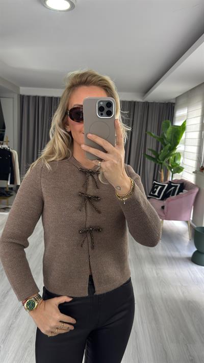 İncili Fiyonk Aksesuarlı Vizon Triko Hırka  