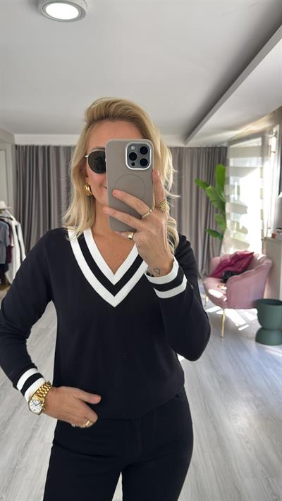 İpek Dokuda Beyaz Şeritli Siyah Merserize Triko