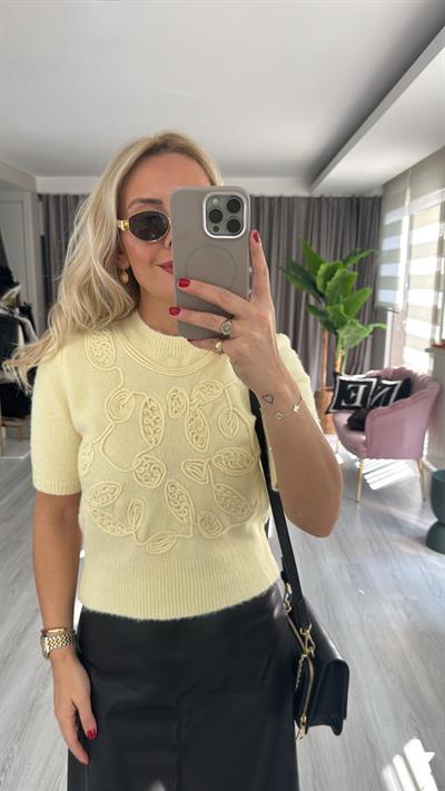 İşlemeli Yarım Kol Sarı Triko