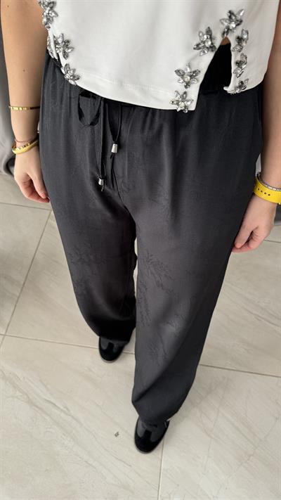 JAKARLI ÇİÇEK DESENLİ , BELİ LASTİKLİ SİYAH PANTOLON