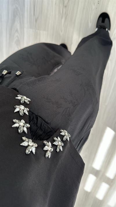 JAKARLI ÇİÇEK DESENLİ , BELİ LASTİKLİ SİYAH PANTOLON