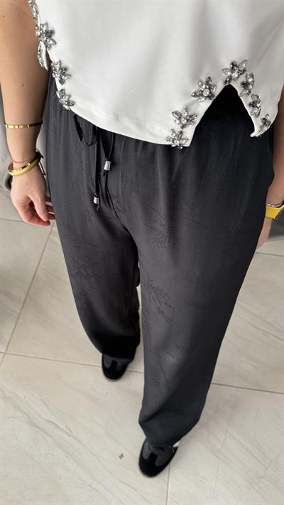 JAKARLI ÇİÇEK DESENLİ , BELİ LASTİKLİ SİYAH PANTOLON