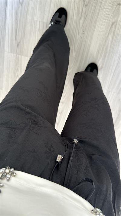 JAKARLI ÇİÇEK DESENLİ , BELİ LASTİKLİ SİYAH PANTOLON