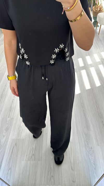 JAKARLI ÇİÇEK DESENLİ , BELİ LASTİKLİ SİYAH PANTOLON