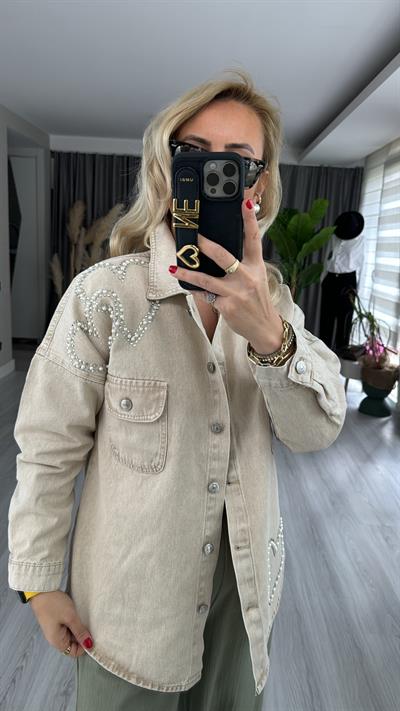 KALPLİ İNCİ VE TAŞ İŞLEMELİ BEJ JEAN GÖMLEK