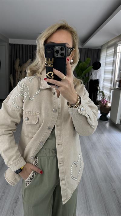 KALPLİ İNCİ VE TAŞ İŞLEMELİ BEJ JEAN GÖMLEK