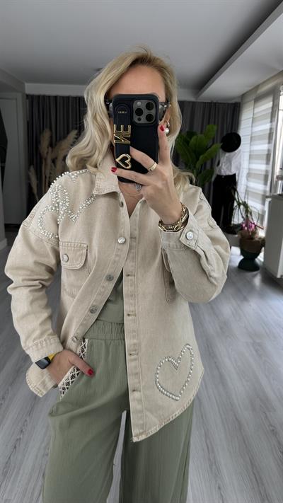 KALPLİ İNCİ VE TAŞ İŞLEMELİ BEJ JEAN GÖMLEK