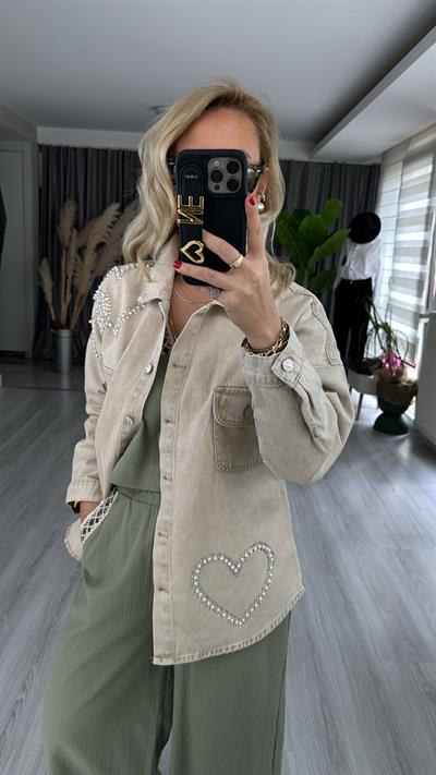 KALPLİ İNCİ VE TAŞ İŞLEMELİ BEJ JEAN GÖMLEK