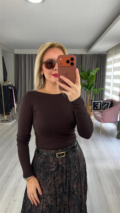 Kayık Yaka Pamuklu Uzun Kol Acı Kahve Bluz