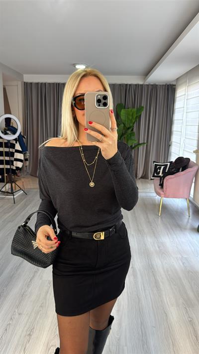 Kayık Yaka Siyah Bluz