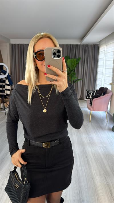 Kayık Yaka Siyah Bluz