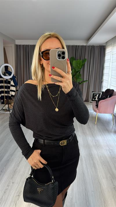 Kayık Yaka Siyah Bluz