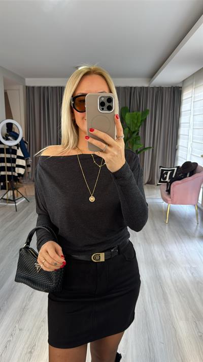 Kayık Yaka Siyah Bluz