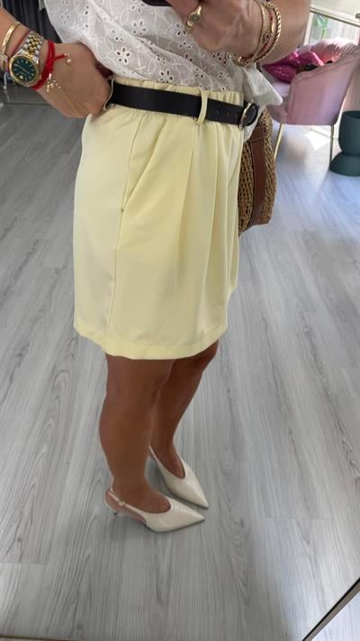 Kemerli Şehir Boy Sarı Şort