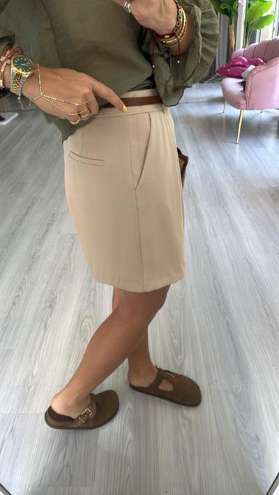 Kemerli Şehir Boy Bej Şort